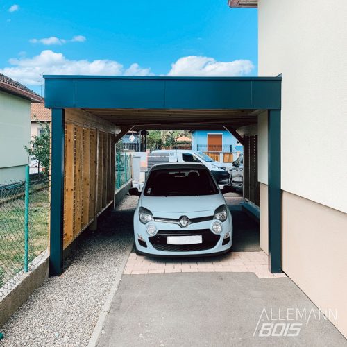 Petit carport accolé à une maison avec finition en tôle laquée, Allemann Bois